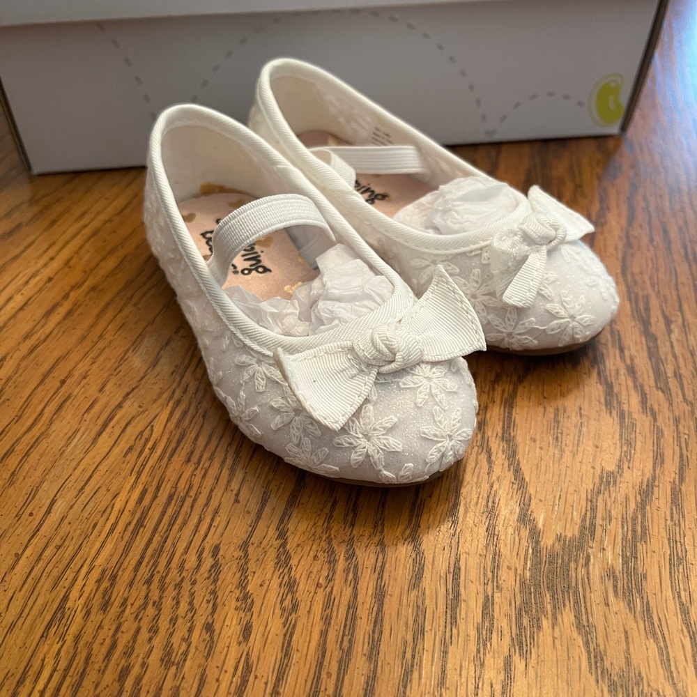 Toddler girl size 5 jumping beans slip on shoes color is white with bows